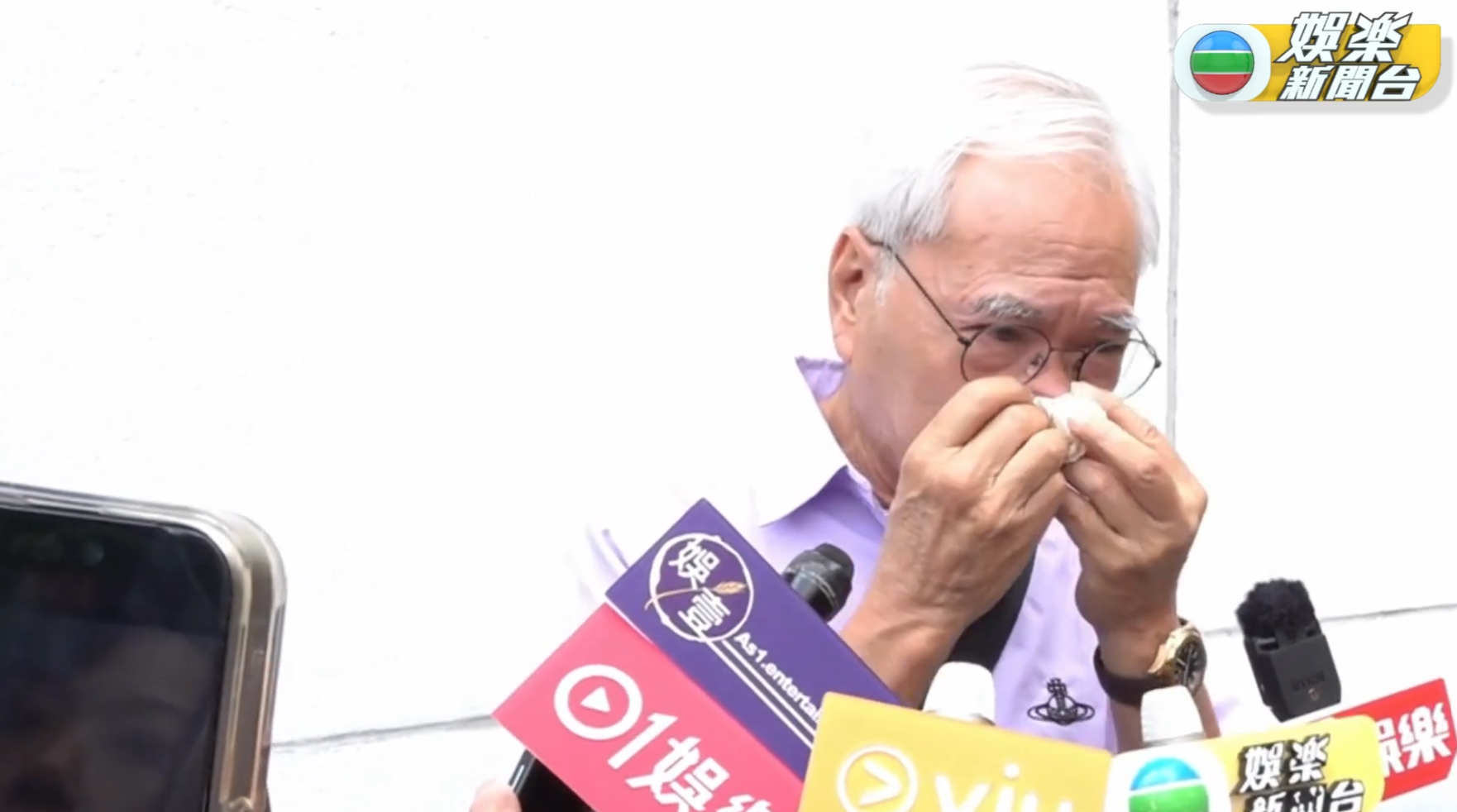 李龍基離開時不停呻鼻涕,狀甚淒涼。 (娛樂新聞台截圖)