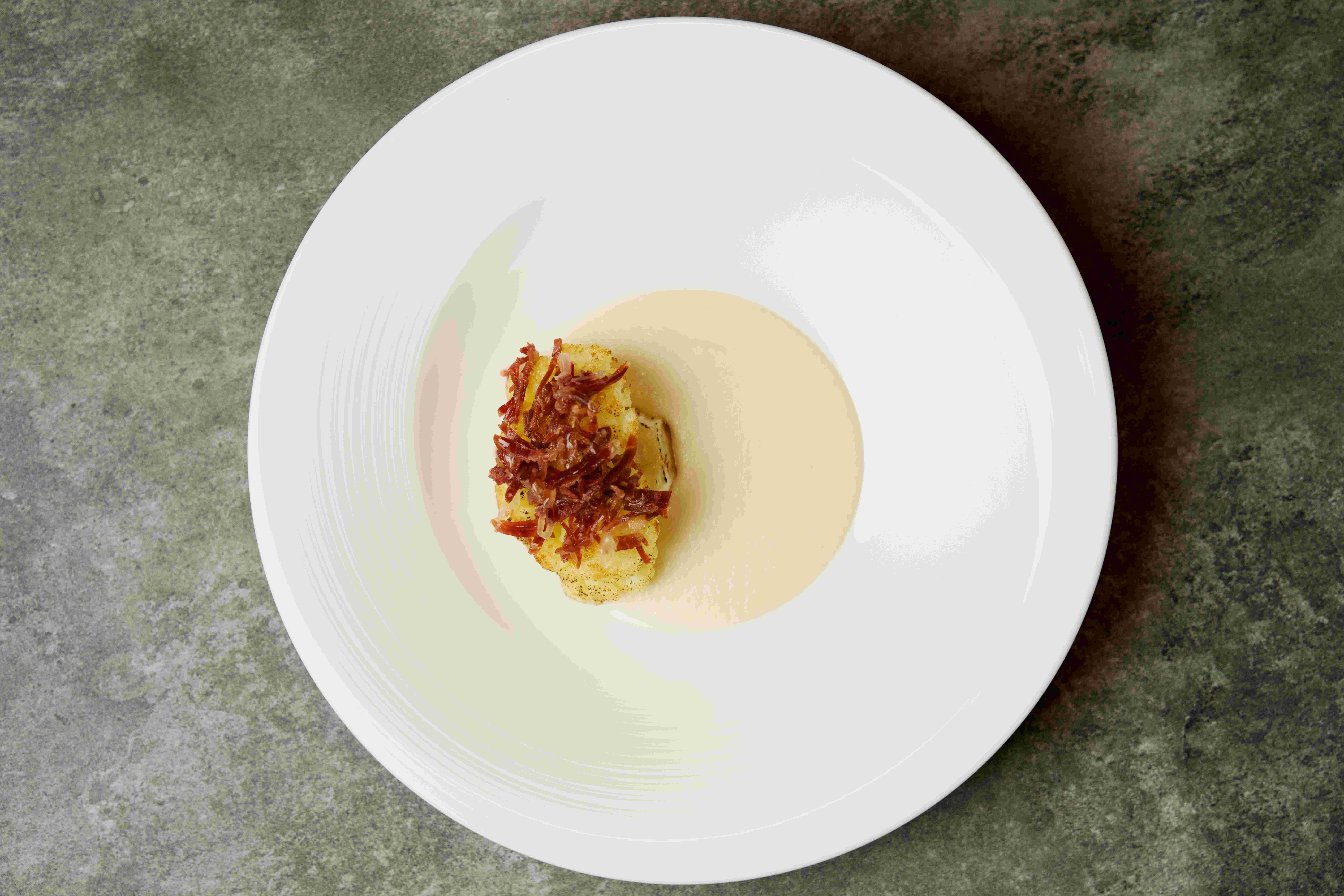 松露椰菜花和伊比利亞火腿