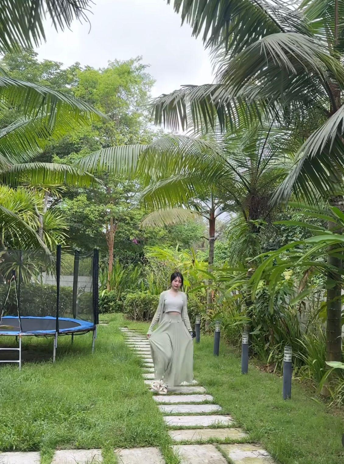 林明禎帶大家參觀室外庭院,一片綠油油更有彈床及泳池。