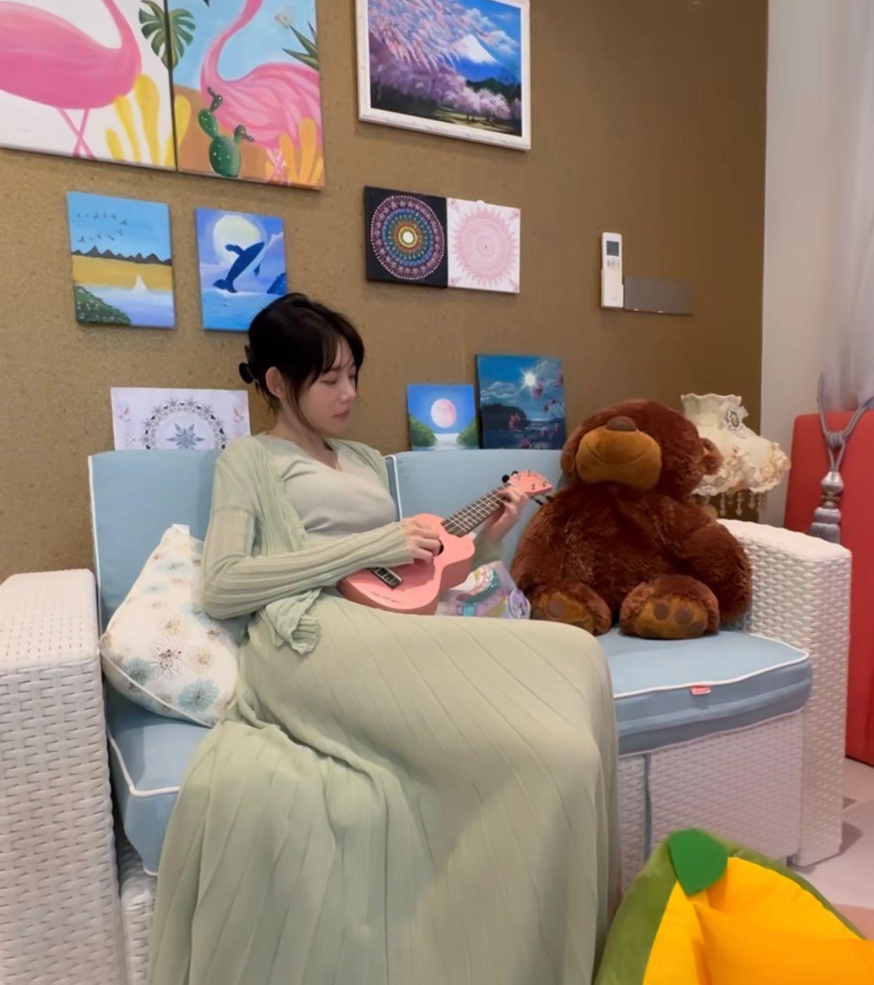 大馬女神林明禎近日趁空檔返回家鄉馬來西亞,在老家享受天倫樂。