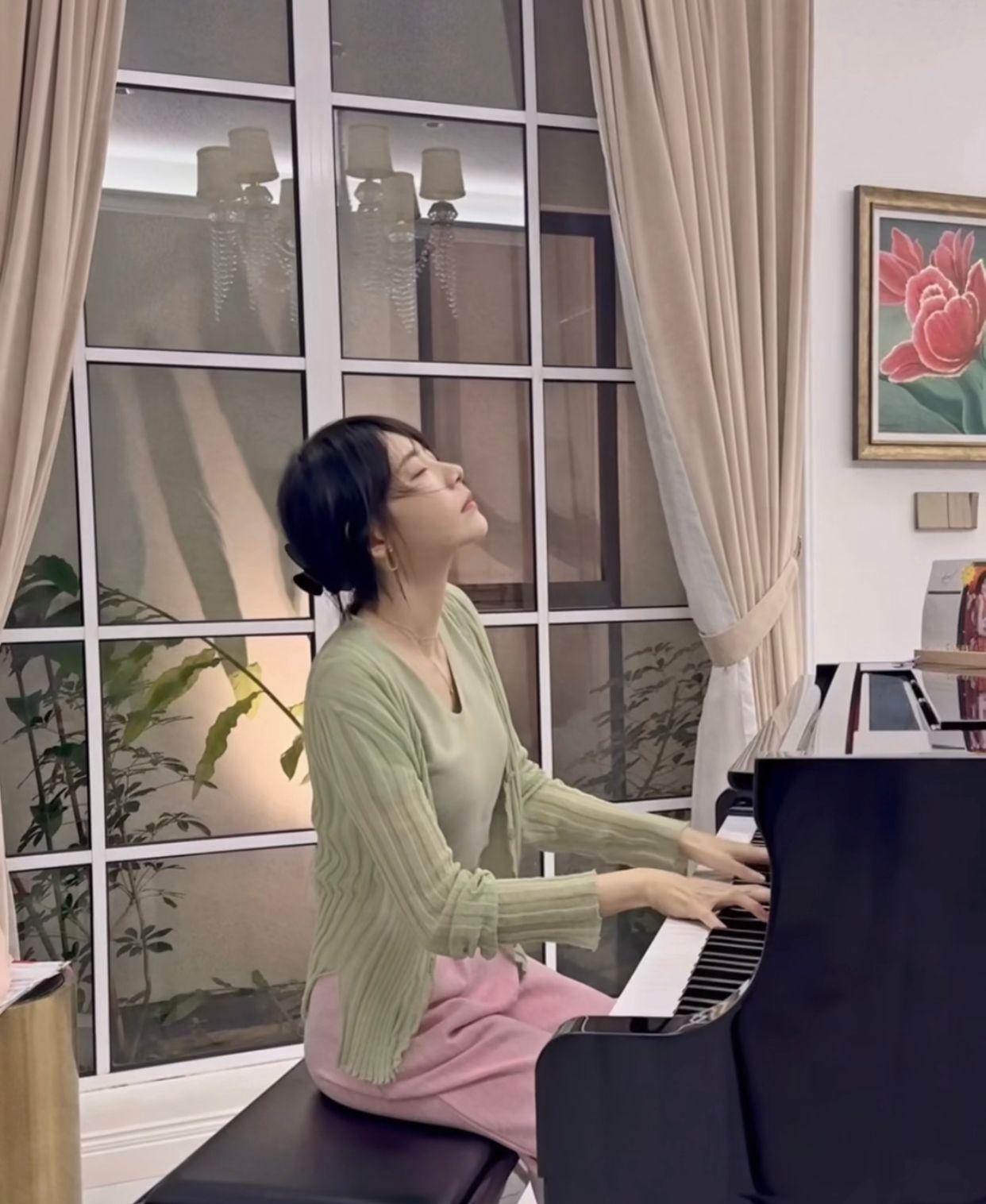 明禎更陶醉地展示琴技。