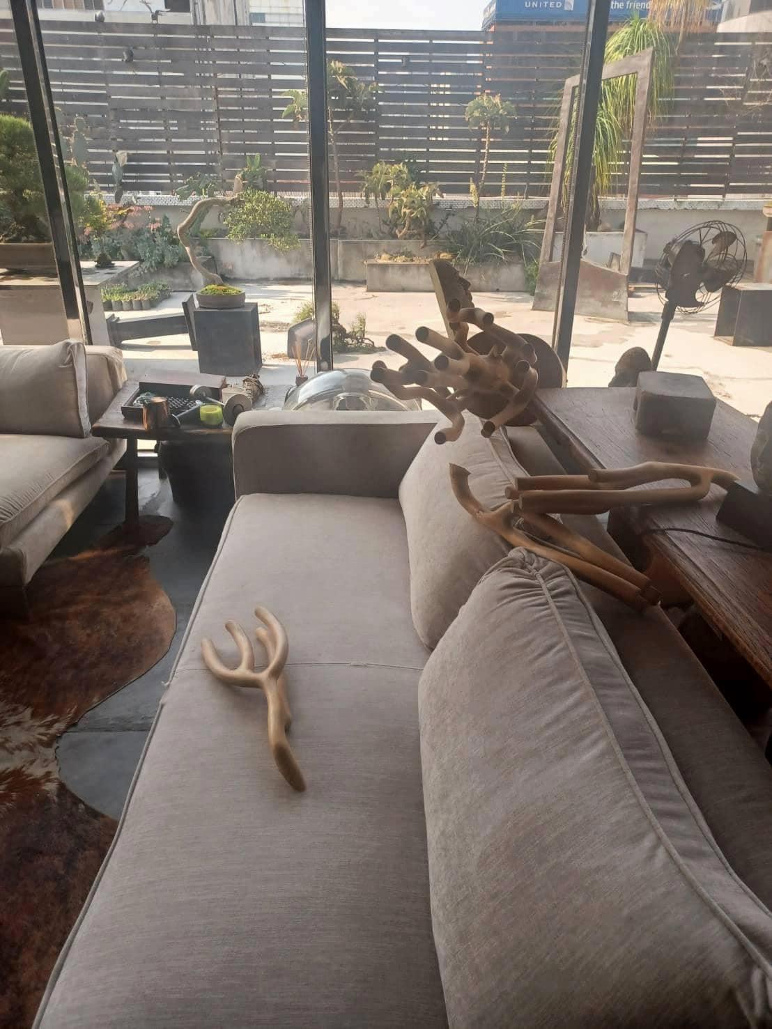 柯父收藏品跌倒一地都是。