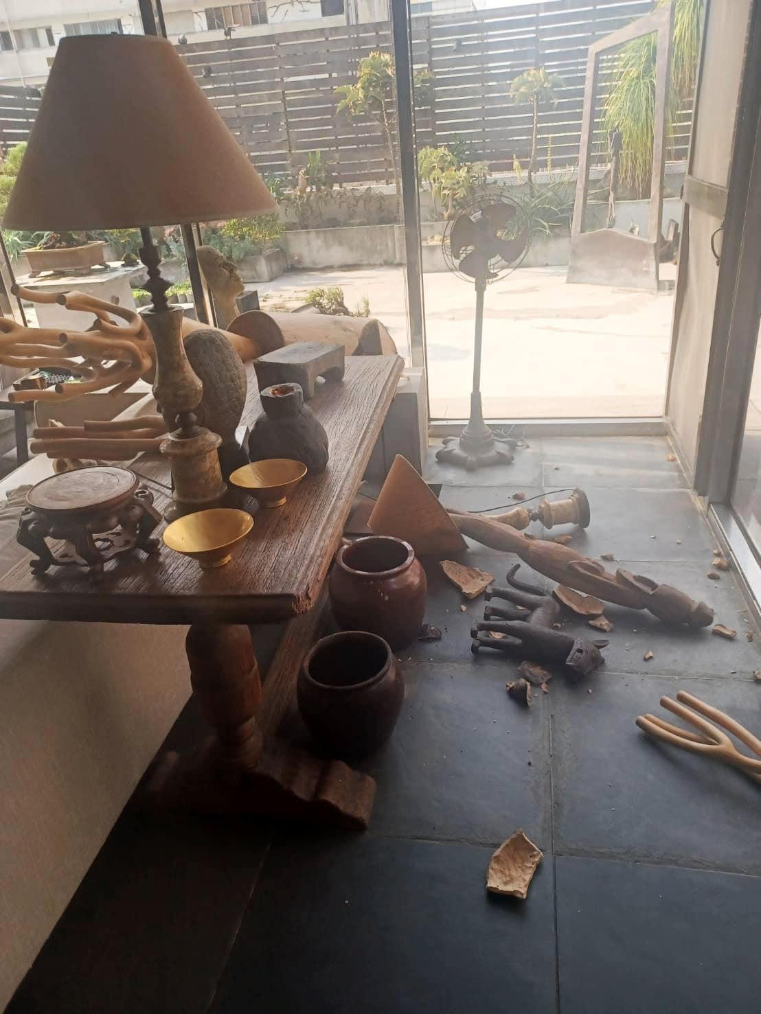 柯父收藏品跌倒一地都是。