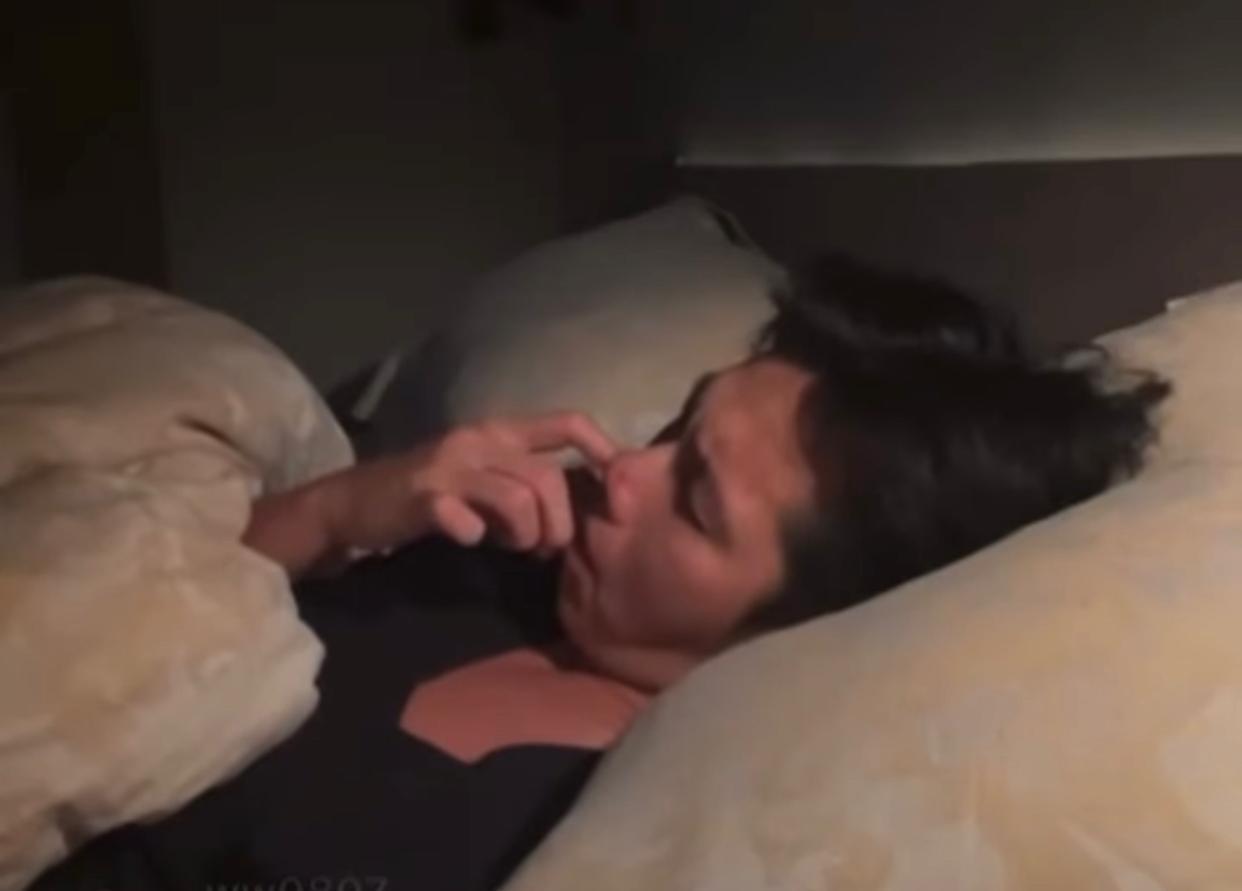 原來這是柯震東在2021年時公開的「睡播」畫面。