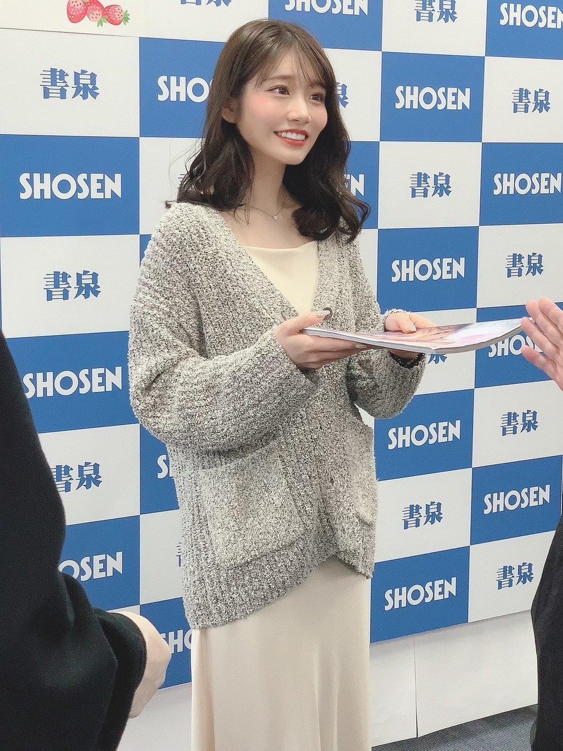 河北彩伽昨日為寫真集舉行粉絲見面會。