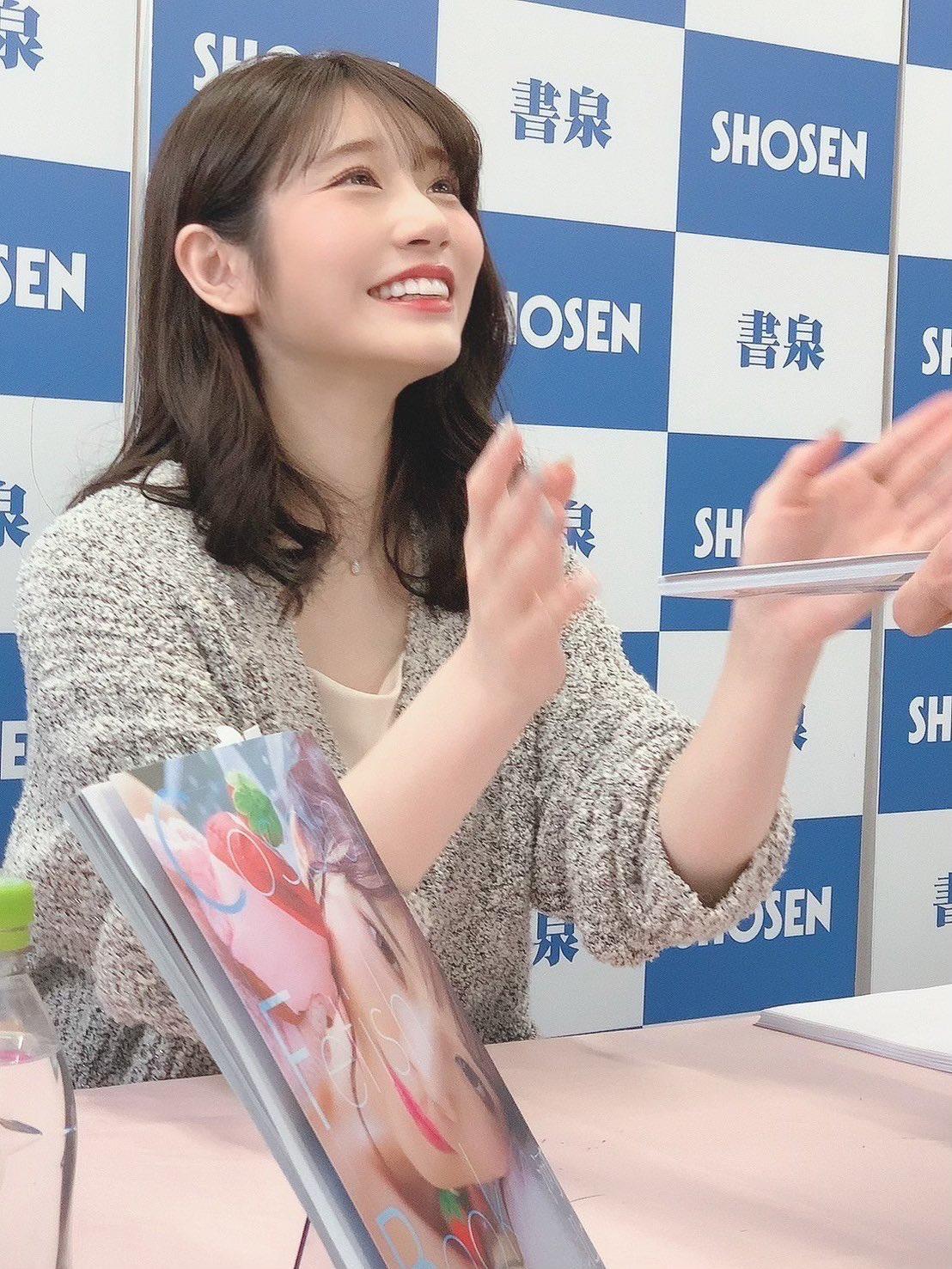 河北彩伽昨日為寫真集舉行粉絲見面會。