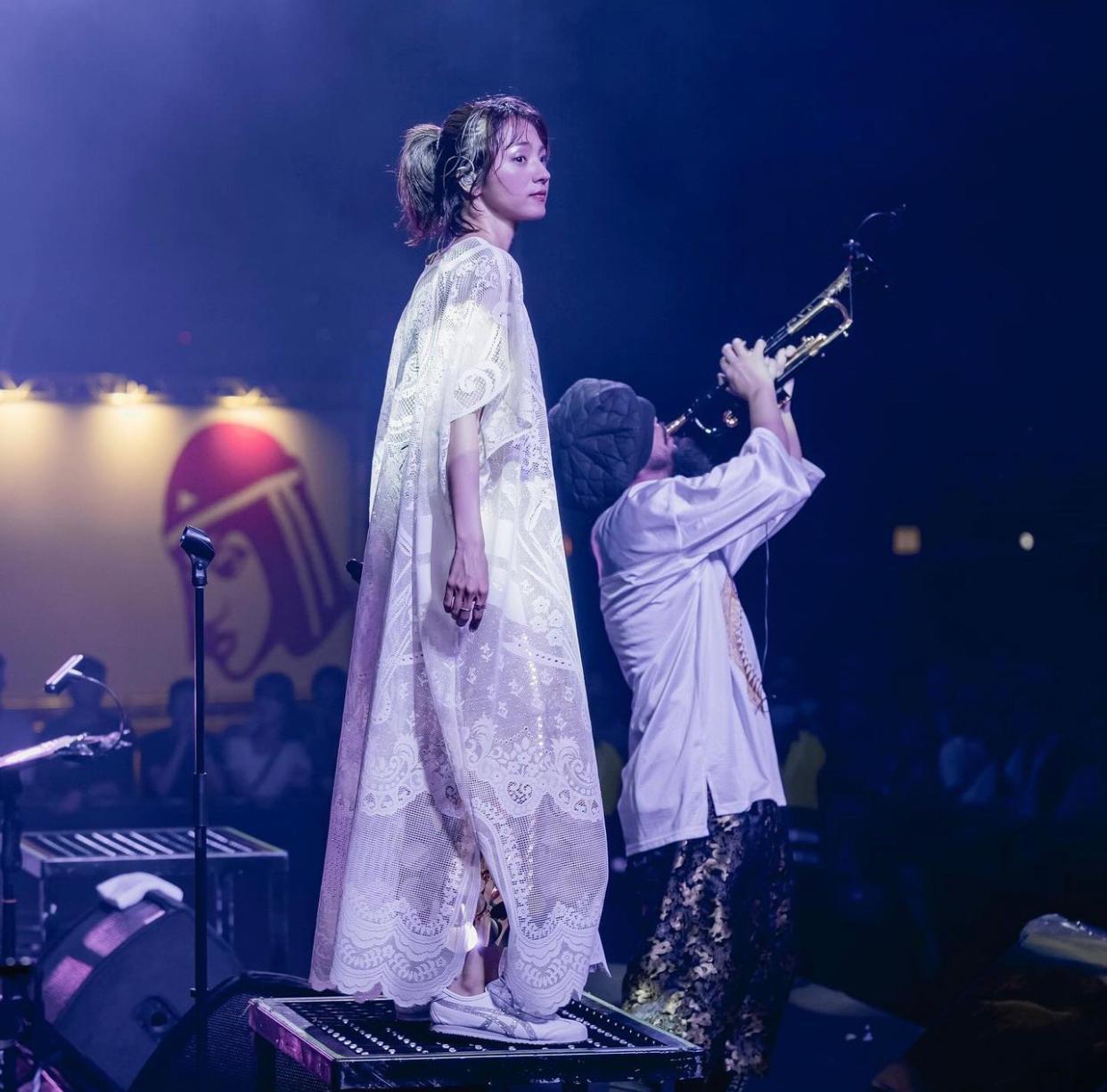 滿島光站台挑戰廣東話獻唱《夢中人》,獲台下歌迷報以熱烈掌聲。