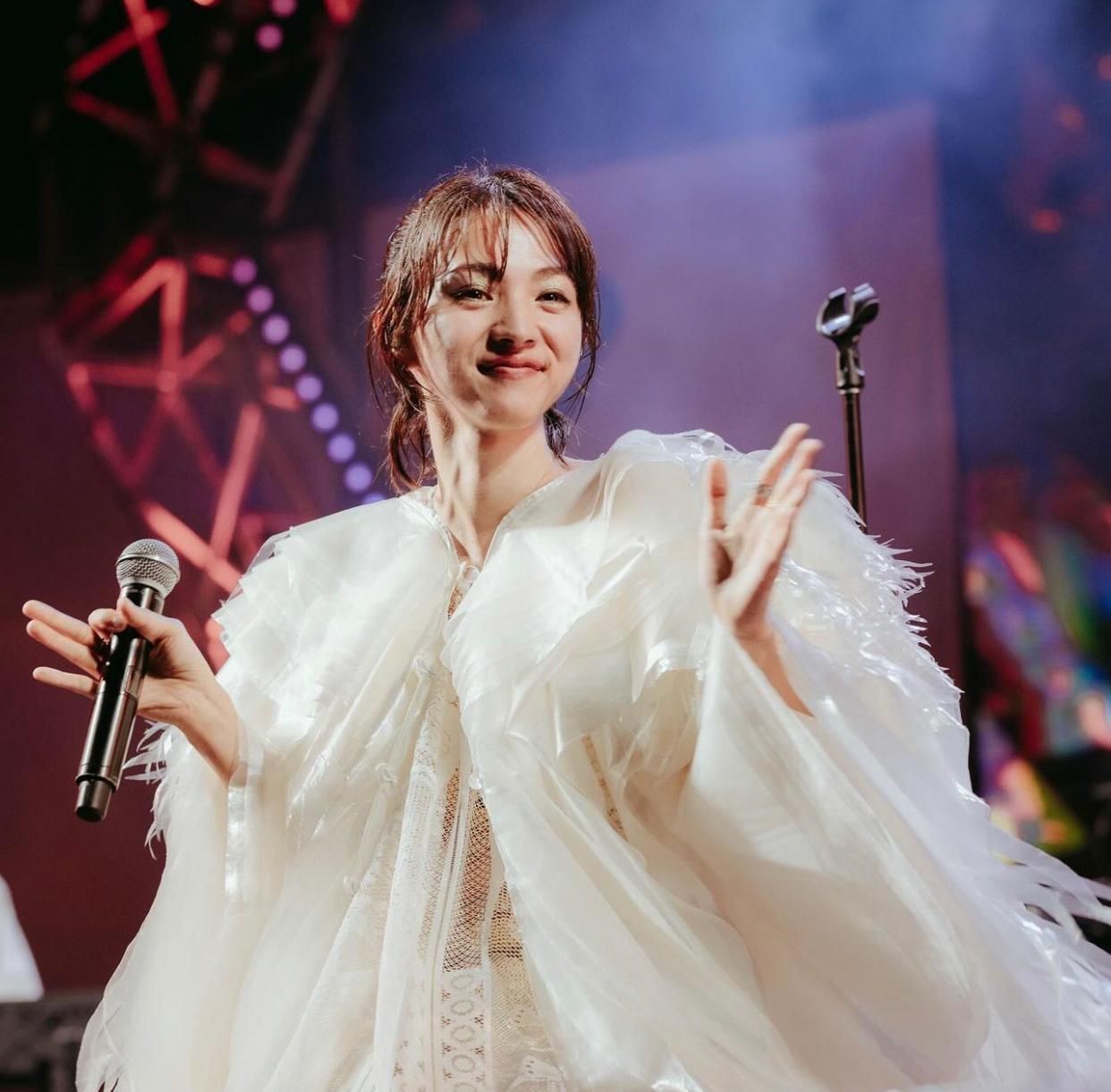 滿島光特別選唱王菲的經典廣東歌《夢中人》。