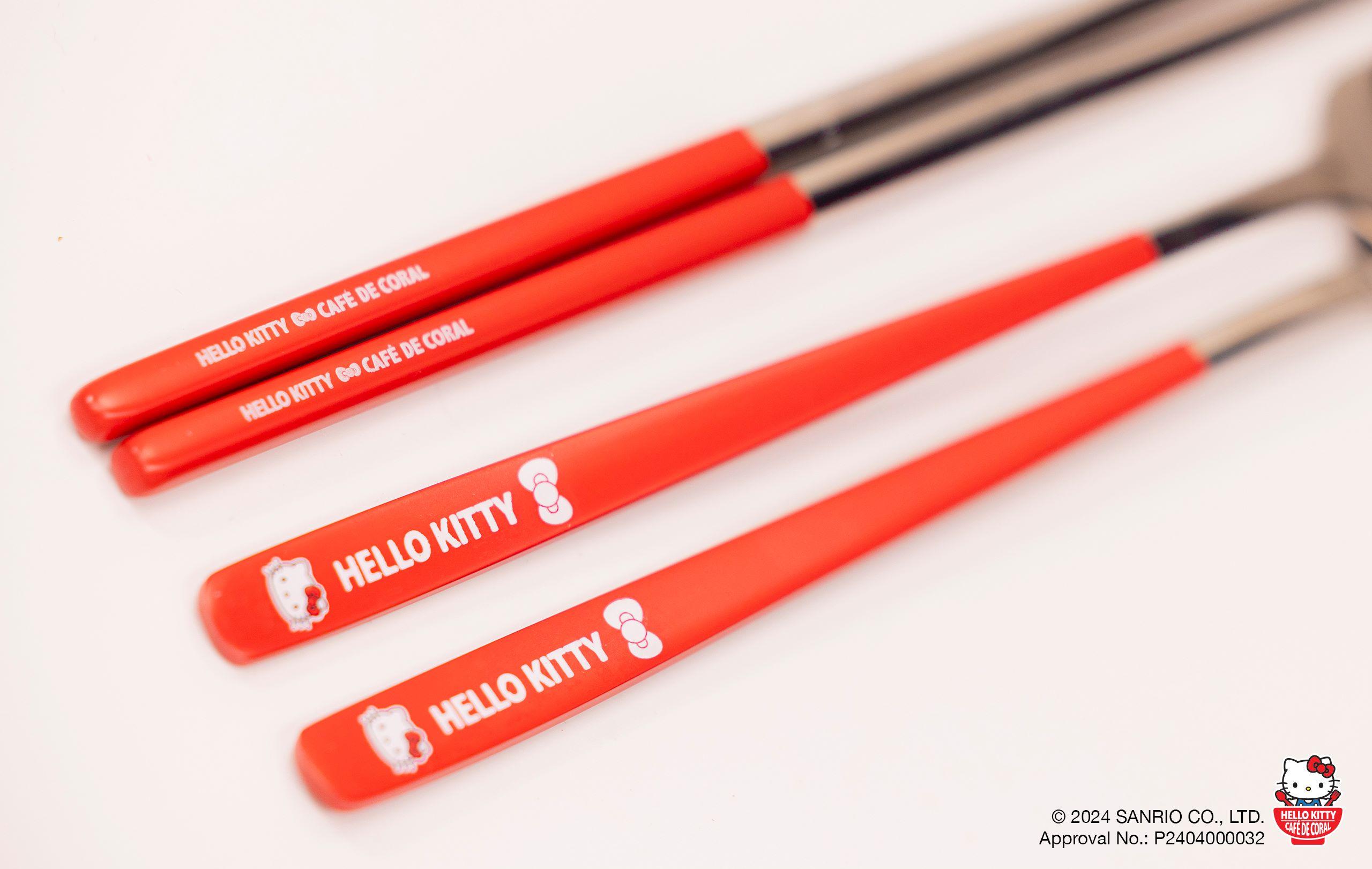 餐具盒內盛載著印有Hello Kitty及可愛蝴蝶結圖案的不鏽鋼匙羹、叉子及筷子