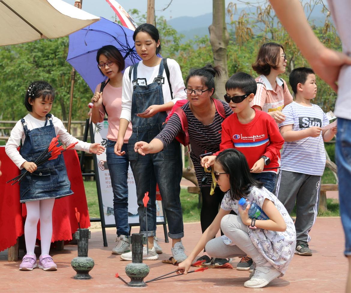 清明節傳承了不少體育活動,成為了一家大小節日的好去處。圖為佛山於2019年於盈香生態園舉辦的一個大型清明傳統民俗活動,其中小女孩體驗傳統投壺活動。(圖片來源:視覺中國)