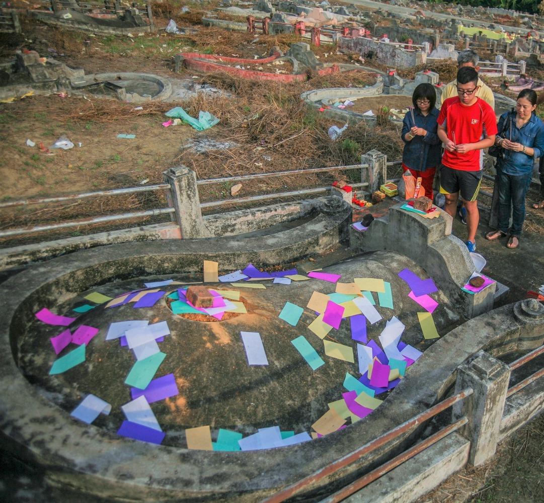 清明節,佛山惠州又稱為「行清」或「掛紙」,就是一族人一起拜祭祖先,他們會把黃紙、白紙或五色紙用小石頭壓在墓旁,或掛在墓前,以奠祭祖先,是大灣區乃至廣東甚有特色的清明掃墓習俗。(圖片來源:Getty)