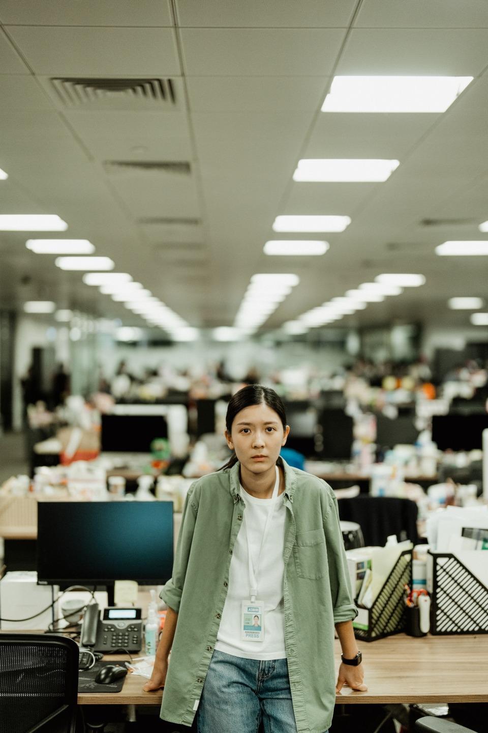 《白日之下》中的記者曉琪外冷內熱,多年見盡社會上大大小小的不公義之事,棱角漸漸被磨平,對人和事都變得非常冷漠。(圖片來源:官方劇照)