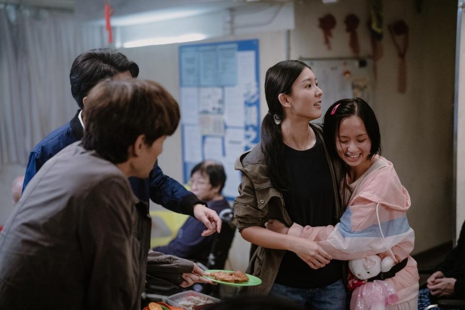 最初曉琪只視偵查院舍事件為一般工作,直至她深入了解到院友在彩橋之家的悲慘遭遇,才重燃她為弱勢社群發聲,追尋公義的決心。(圖片來源:官方劇照)