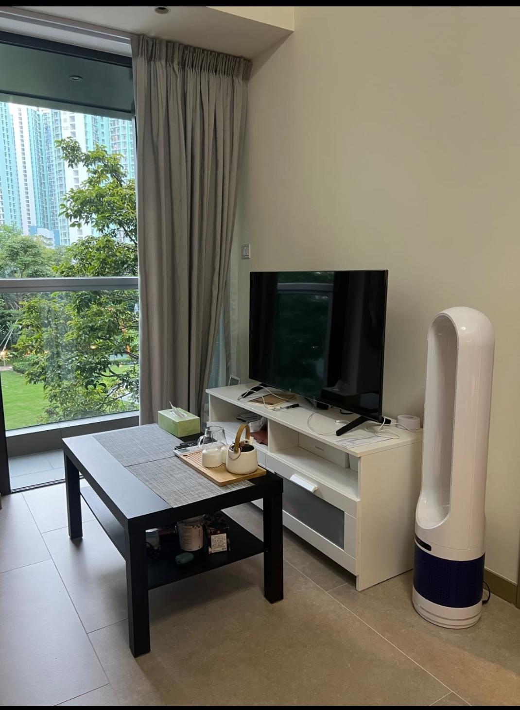 單位大廳方正實用,外接小露台,窗外是草地及園林景致,感覺舒服開揚。