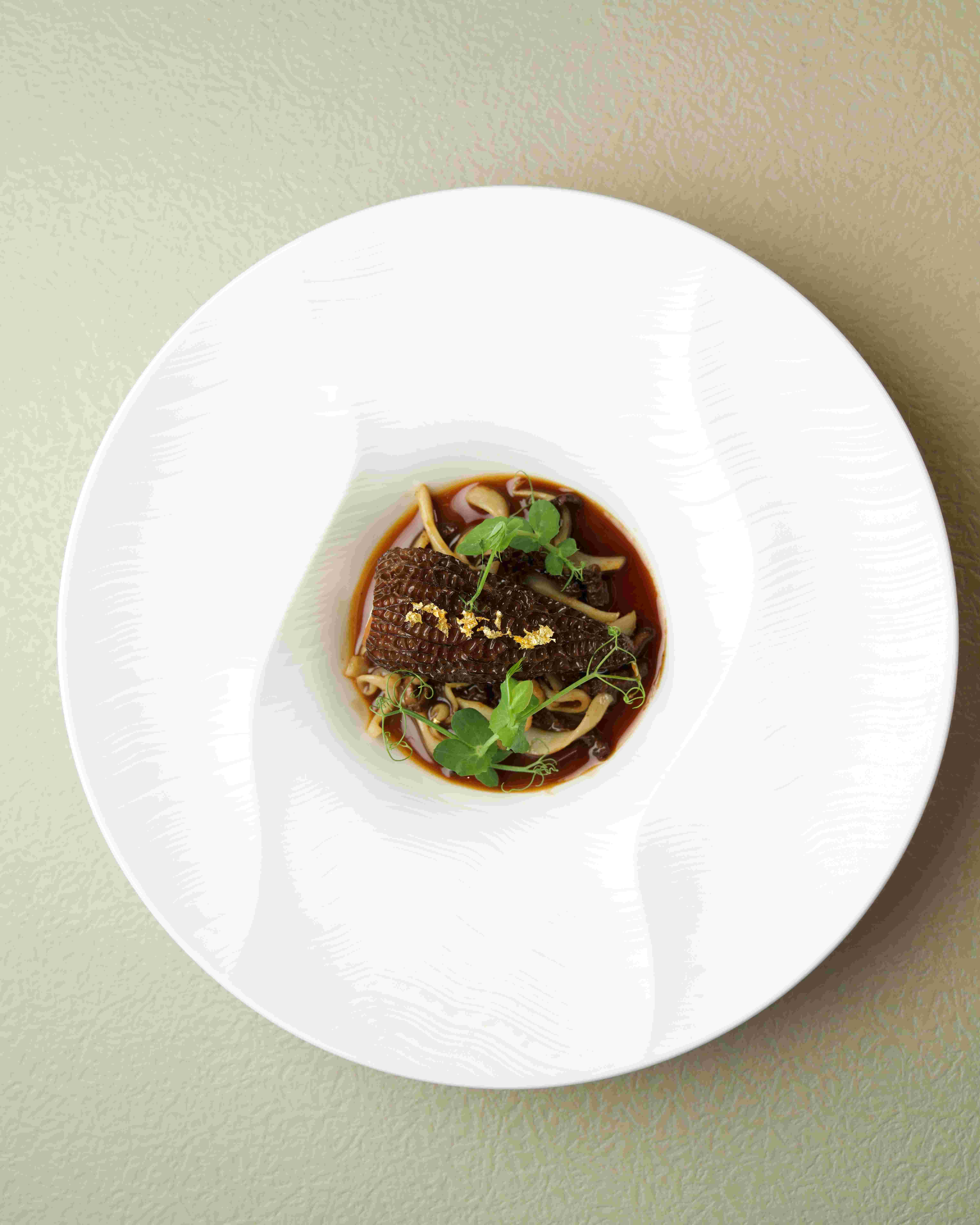 羊肚菌釀墨魚蘑菇和小牛肉汁