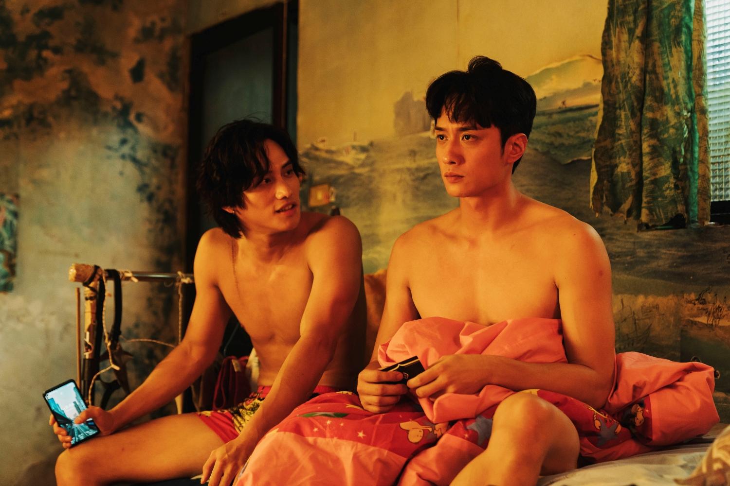 范少勳(左起)和劉俊謙拍《我在這裡等你》第一場對手戲就坦誠相見。