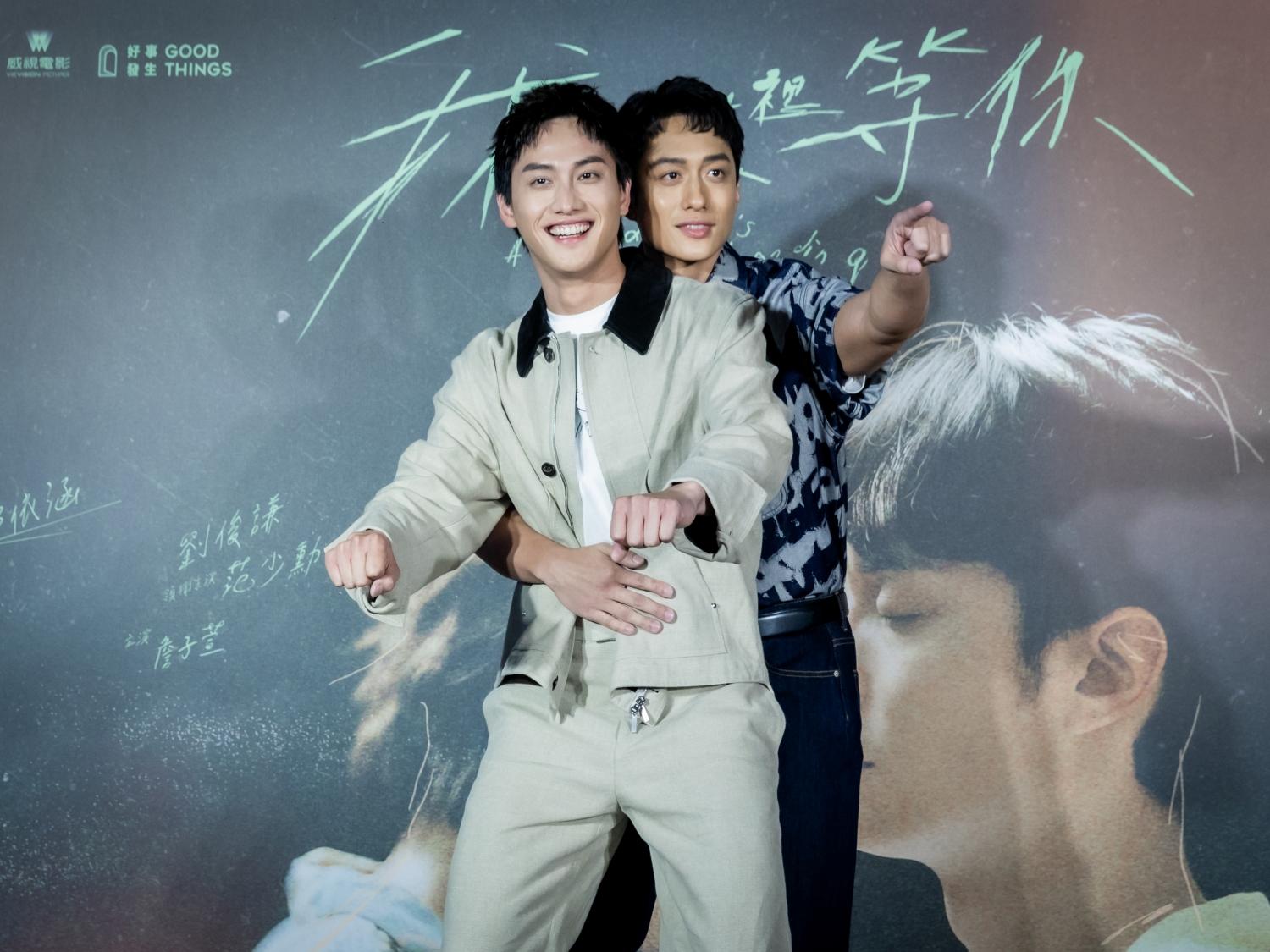 范少勳與劉俊謙重演電影《我在這裡等你》裡一起騎電單車旅行的畫面。