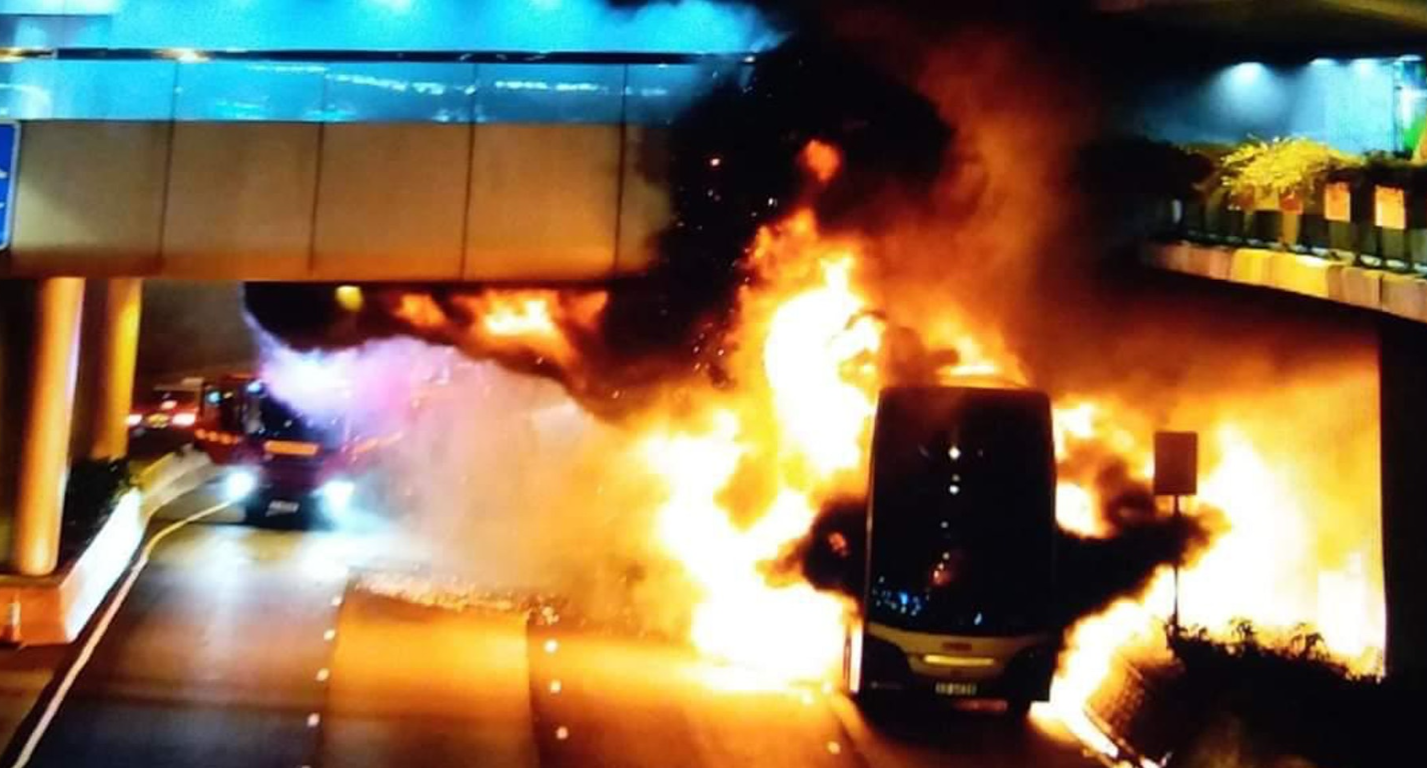 涉事九巴961線巴士於當晚9時許,車長駛至中環時發現車尾冒煙,將巴士駛至安全地點,疏散車上7名乘客及報警處理。巴士火勢迅速蔓延,全車最終焚毀,天橋底被燒至「穿窿」。(網上圖片)