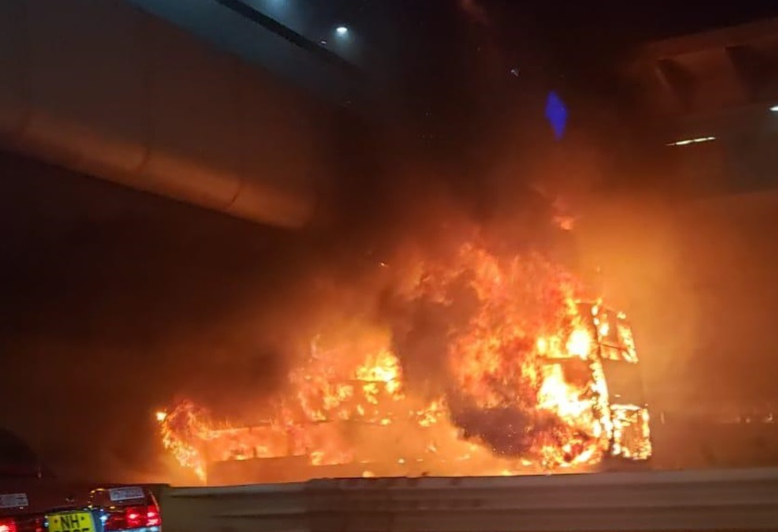 涉事九巴961線巴士於當晚9時許,車長駛至中環時發現車尾冒煙,將巴士駛至安全地點,疏散車上7名乘客及報警處理。巴士火勢迅速蔓延,全車最終焚毀,天橋底被燒至「穿窿」。(網上圖片)