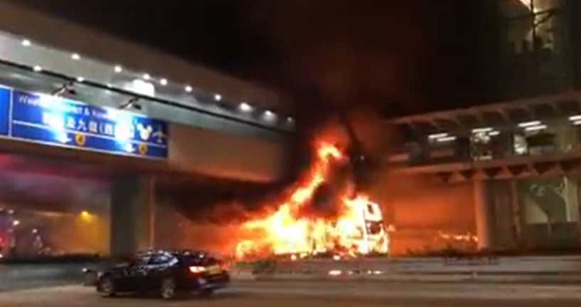 涉事九巴961線巴士於當晚9時許,車長駛至中環時發現車尾冒煙,將巴士駛至安全地點,疏散車上7名乘客及報警處理。巴士火勢迅速蔓延,全車最終焚毀,天橋底被燒至「穿窿」。(網上圖片)