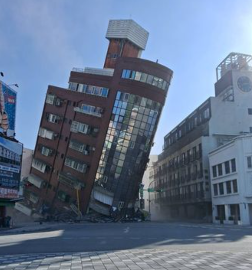 台灣花蓮海域7.3級地震,有建築物傾斜。(網上圖片)