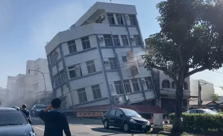 台灣花蓮海域7.3級地震,有建築物傾斜。(網上圖片)