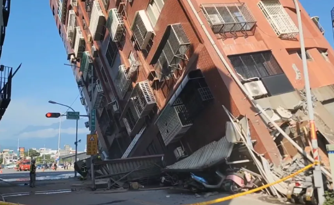 台灣花蓮海域7.3級地震,有建築物傾斜。(網上圖片)