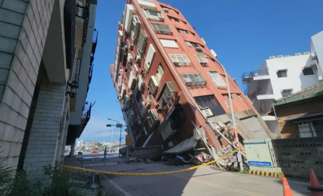 台灣花蓮海域7.3級地震,有建築物傾斜。(網上圖片)