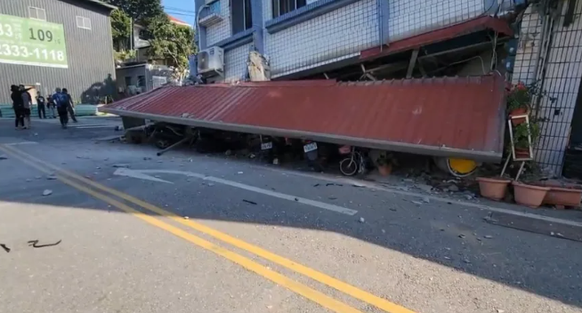 台灣花蓮海域7.3級地震,有建築物傾斜。(網上圖片)