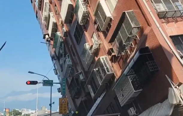 台灣花蓮海域7.3級地震,有建築物傾斜。(網上圖片)
