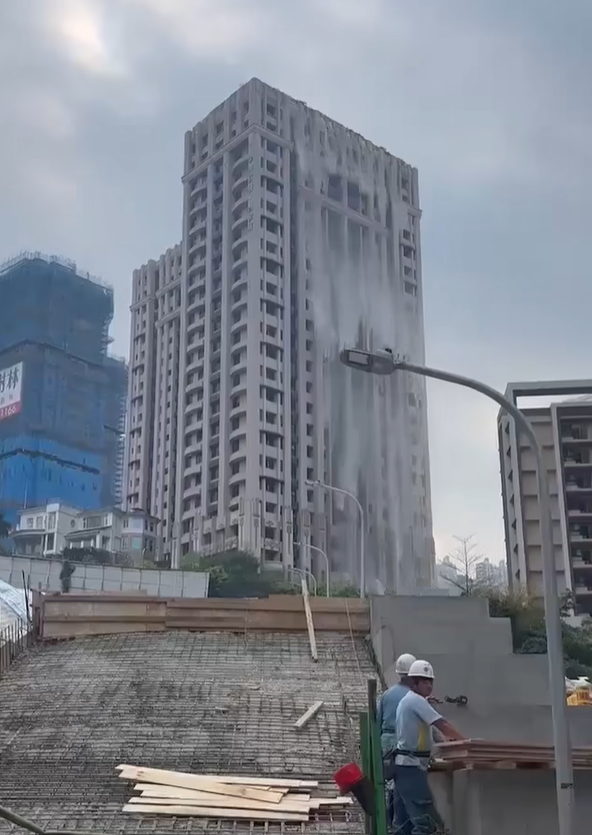 鴻海創辦人郭台銘的豪宅頂樓游泳池也瞬間變成瀑布