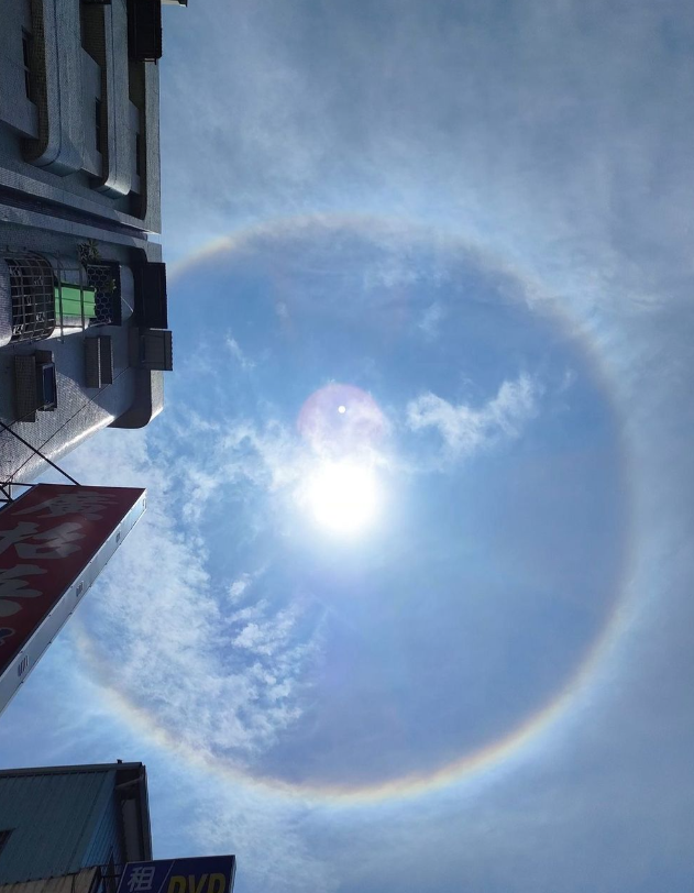 有網民昨日於同一群組內分享中午時間的天空照片,並留言「今天中午的太陽很特別」,相中可見,天空出現「日暈」奇景