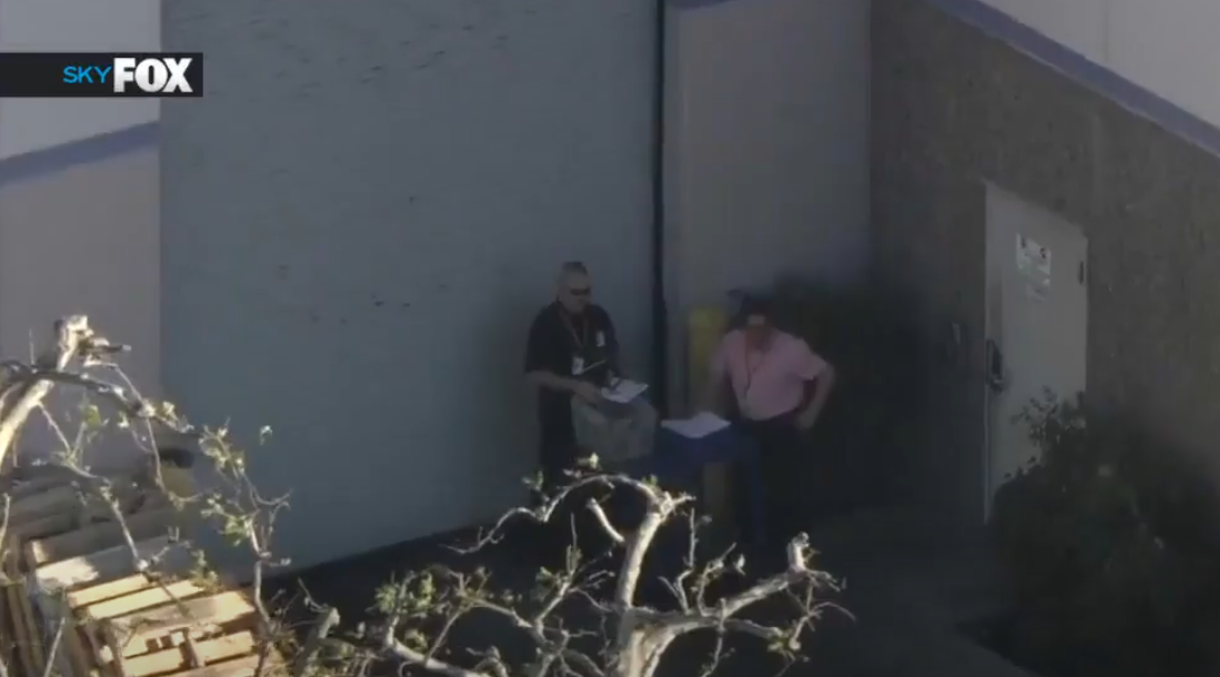 美國洛杉磯發生鉅款失竊案,警方指匪徒在周日晚上復活節潛入一座金庫,從夾萬偷走3,000萬美元現金(約2.3億港元),職員到星期一打開夾萬才揭發案件,是洛杉磯史上最大宗的現金盜竊案之一。(影片截圖)