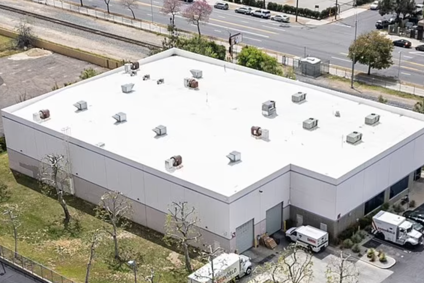 美國洛杉磯發生鉅款失竊案,警方指匪徒在周日晚上復活節潛入一座金庫,從夾萬偷走3,000萬美元現金(約2.3億港元),職員到星期一打開夾萬才揭發案件,是洛杉磯史上最大宗的現金盜竊案之一。(影片截圖)