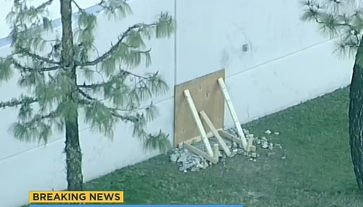 金庫儲存設施側面牆壁有缺口、被木板封著,未知是否與案件有關。(影片截圖)