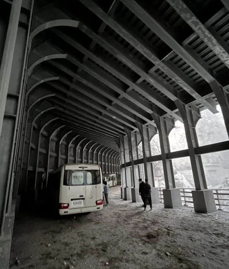 受困中橫山區的太魯閣晶英酒店員工獲救。(網上圖片)