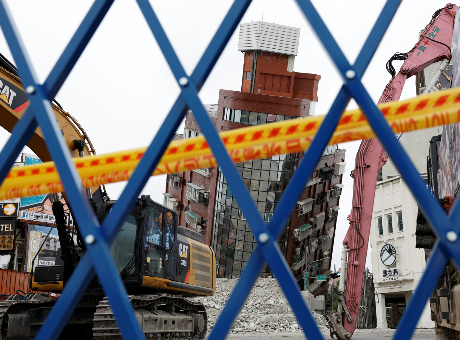 在地震中嚴重傾斜的花蓮市天王星大樓今日開始拆卸。(路透社)