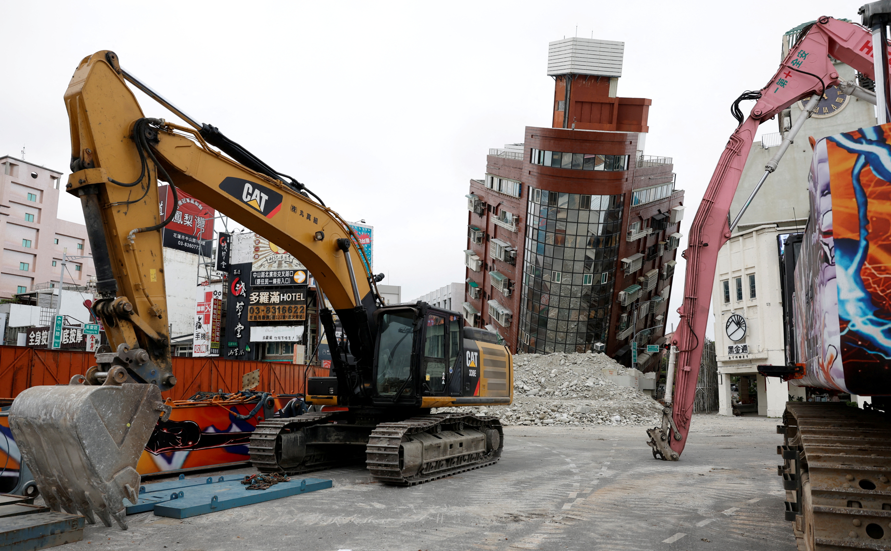 在地震中嚴重傾斜的花蓮市天王星大樓今日開始拆卸。(路透社)