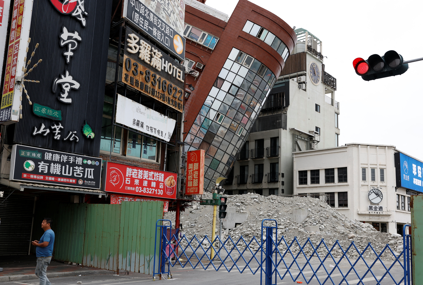 在地震中嚴重傾斜的花蓮市天王星大樓今日開始拆卸。(路透社)