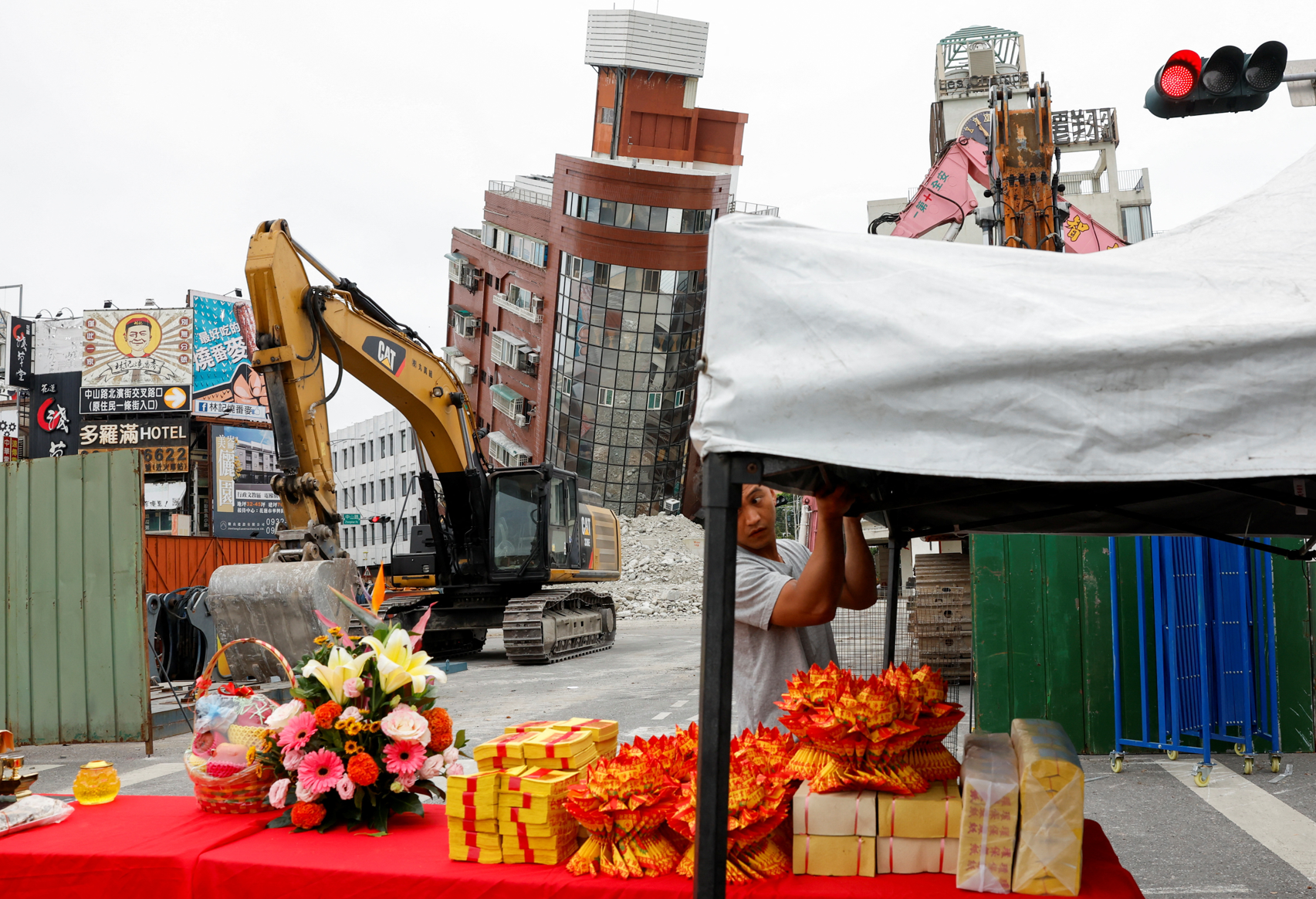 在地震中嚴重傾斜的花蓮市天王星大樓今日開始拆卸。(路透社)