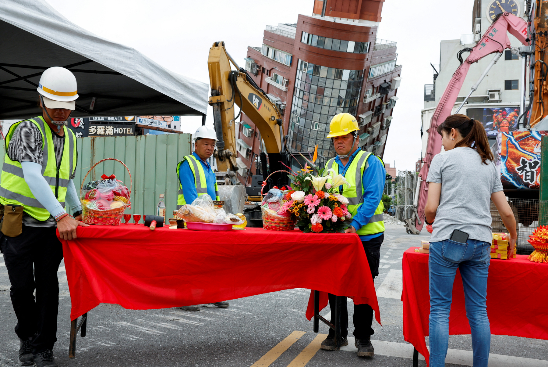 在地震中嚴重傾斜的花蓮市天王星大樓今日開始拆卸。(路透社)