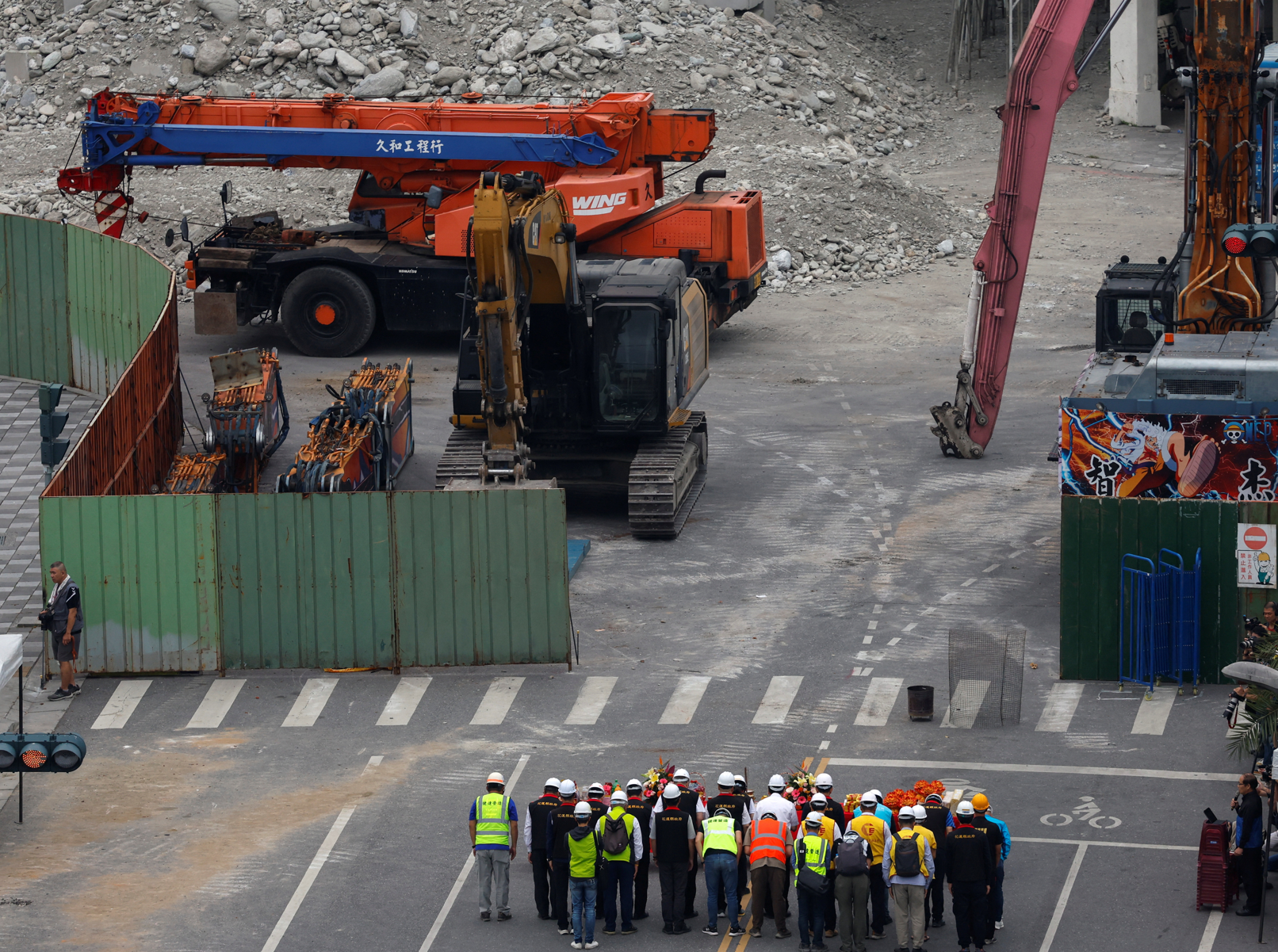 在地震中嚴重傾斜的花蓮市天王星大樓今日開始拆卸。(路透社)
