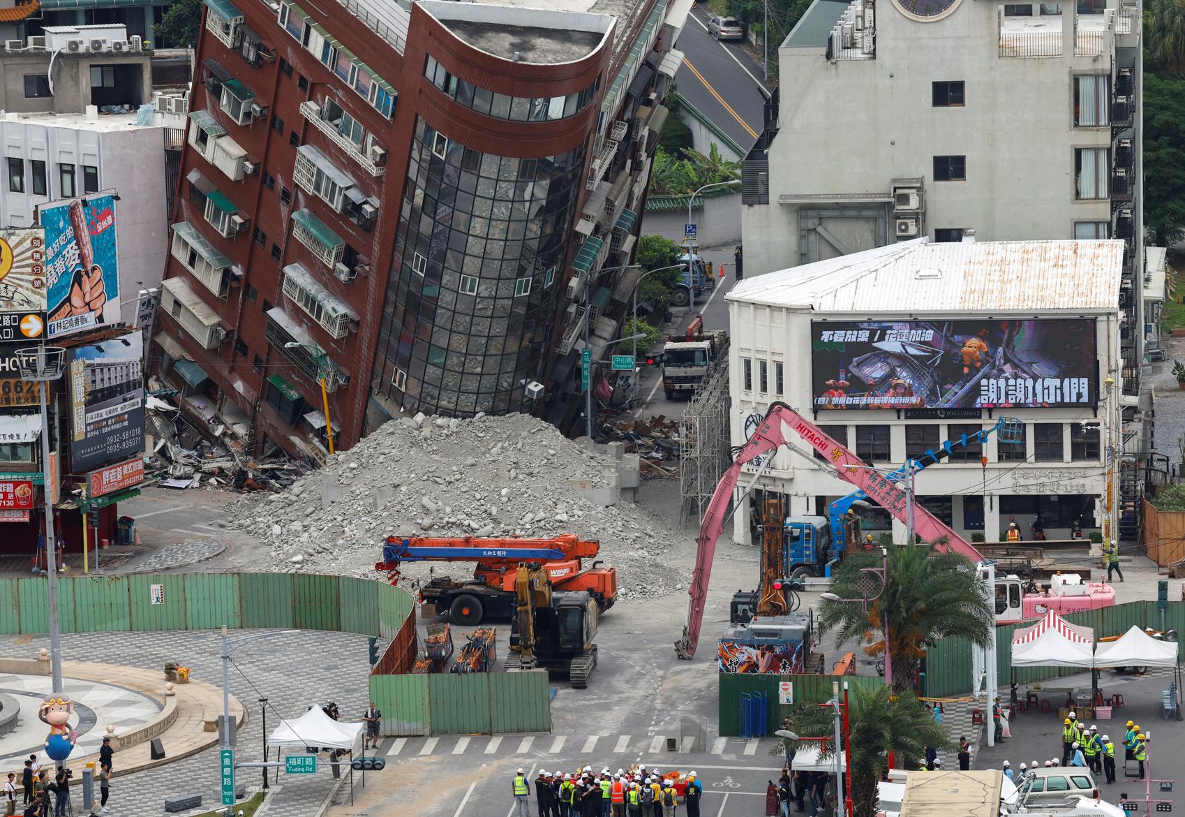 在地震中嚴重傾斜的花蓮市天王星大樓今日開始拆卸。(路透社)