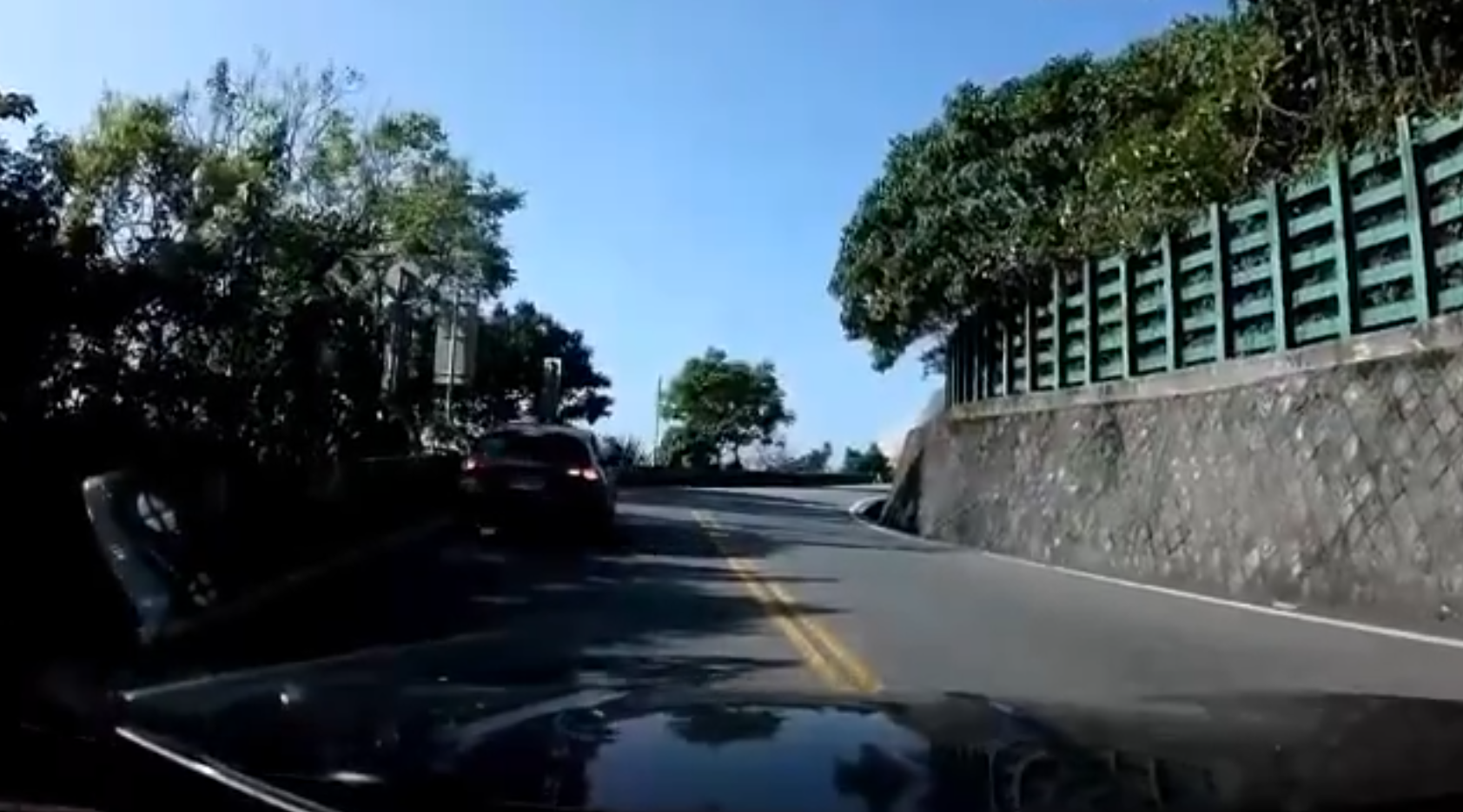 該段車Cam影片顯示,蘇花公路於地震時山崩,多塊大型巨石落到公路,前方車輛的司機於地震時看到有異樣,即把私家車倒後駕駛避開泥石,並不忘打「死火燈」提醒該車Cam的司機才無釀成意外