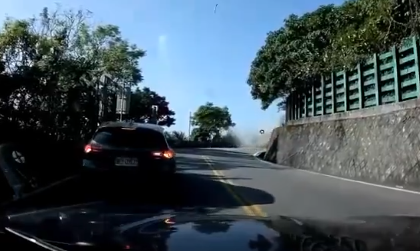 該段車Cam影片顯示,蘇花公路於地震時山崩,多塊大型巨石落到公路,前方車輛的司機於地震時看到有異樣,即把私家車倒後駕駛避開泥石,並不忘打「死火燈」提醒該車Cam的司機才無釀成意外