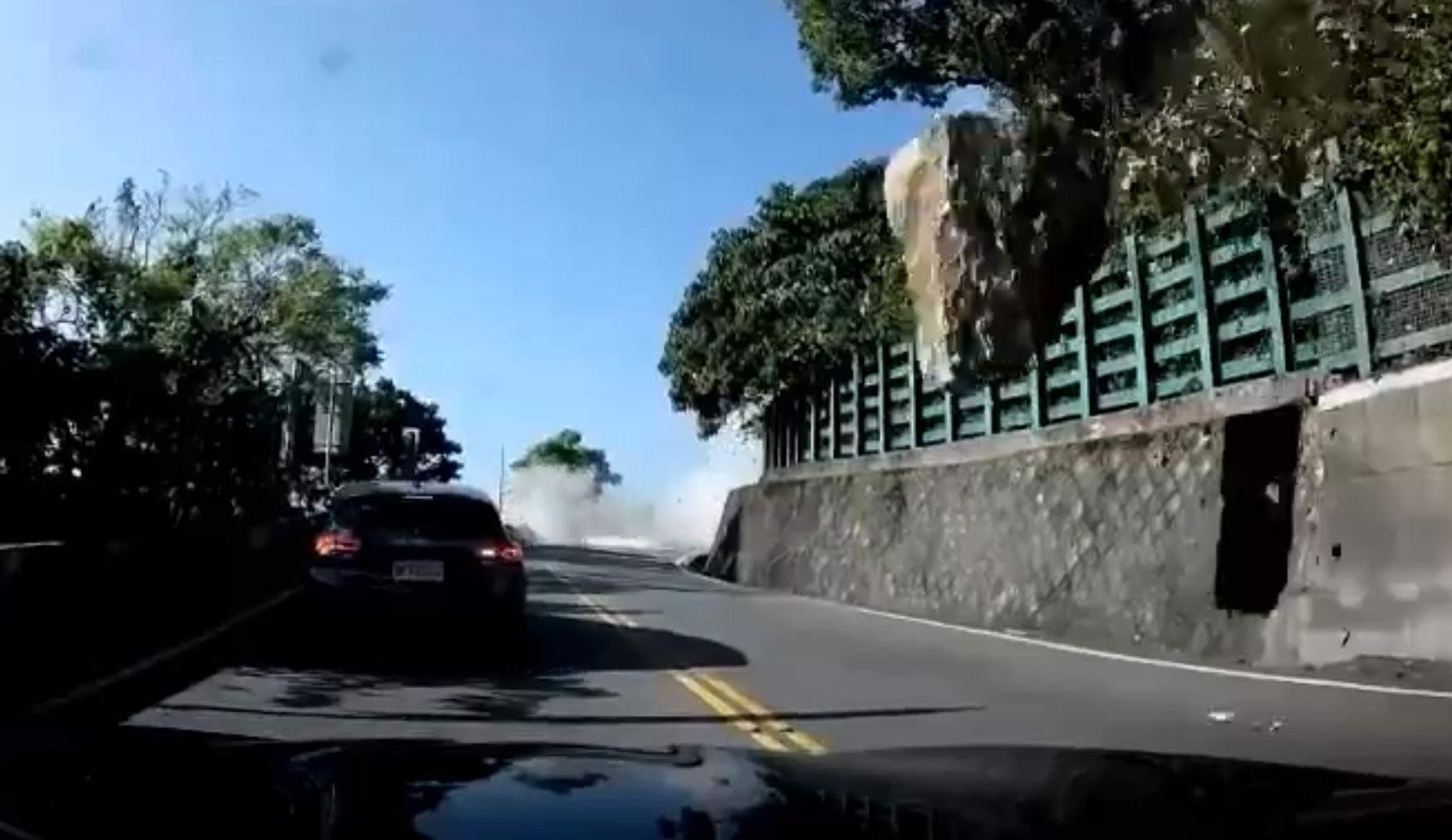 惟最終該車車尾被滾下的巨石砸中車尾