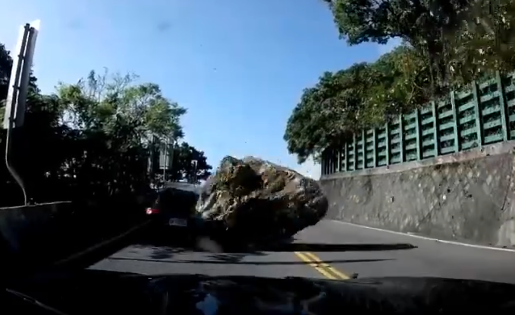 惟最終該車車尾被滾下的巨石砸中車尾