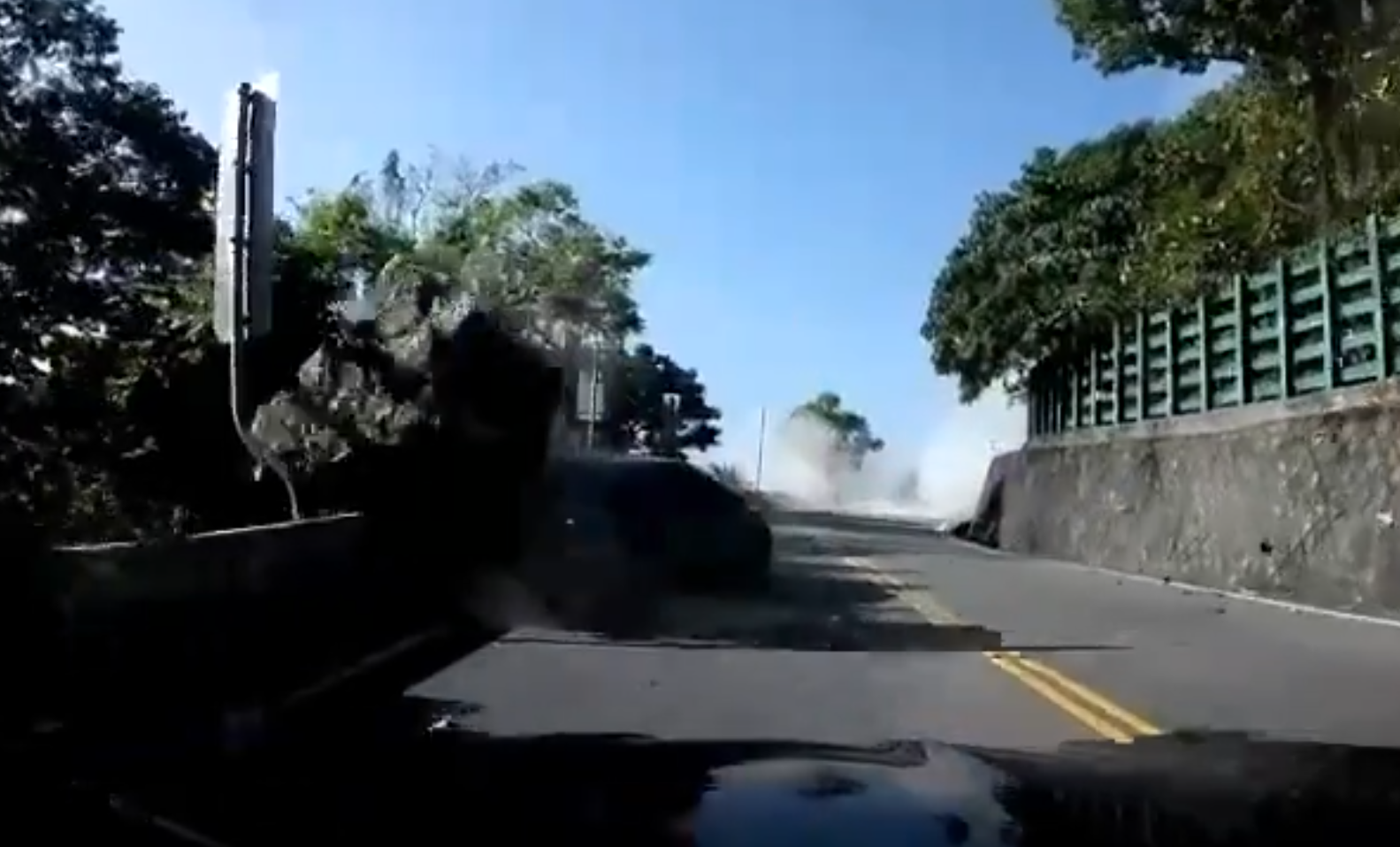 惟最終該車車尾被滾下的巨石砸中車尾