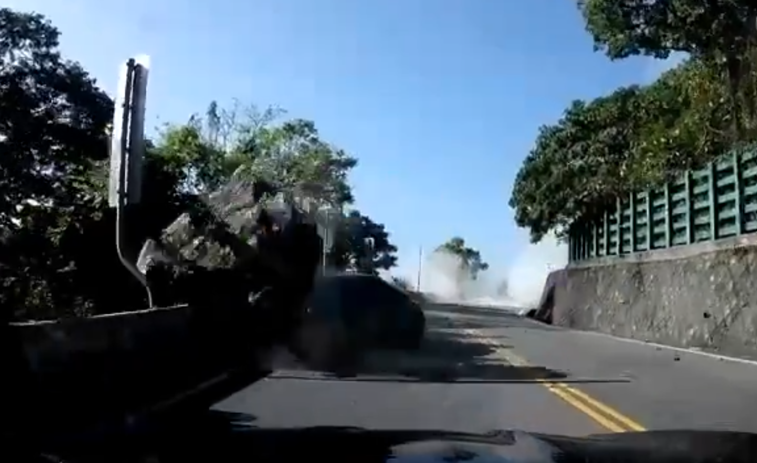 惟最終該車車尾被滾下的巨石砸中車尾