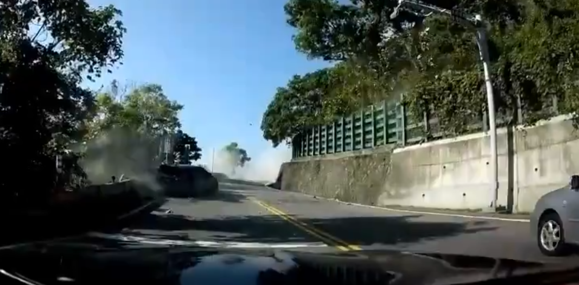 車Cam司機及後加速後退,成功閃避多塊石頭。